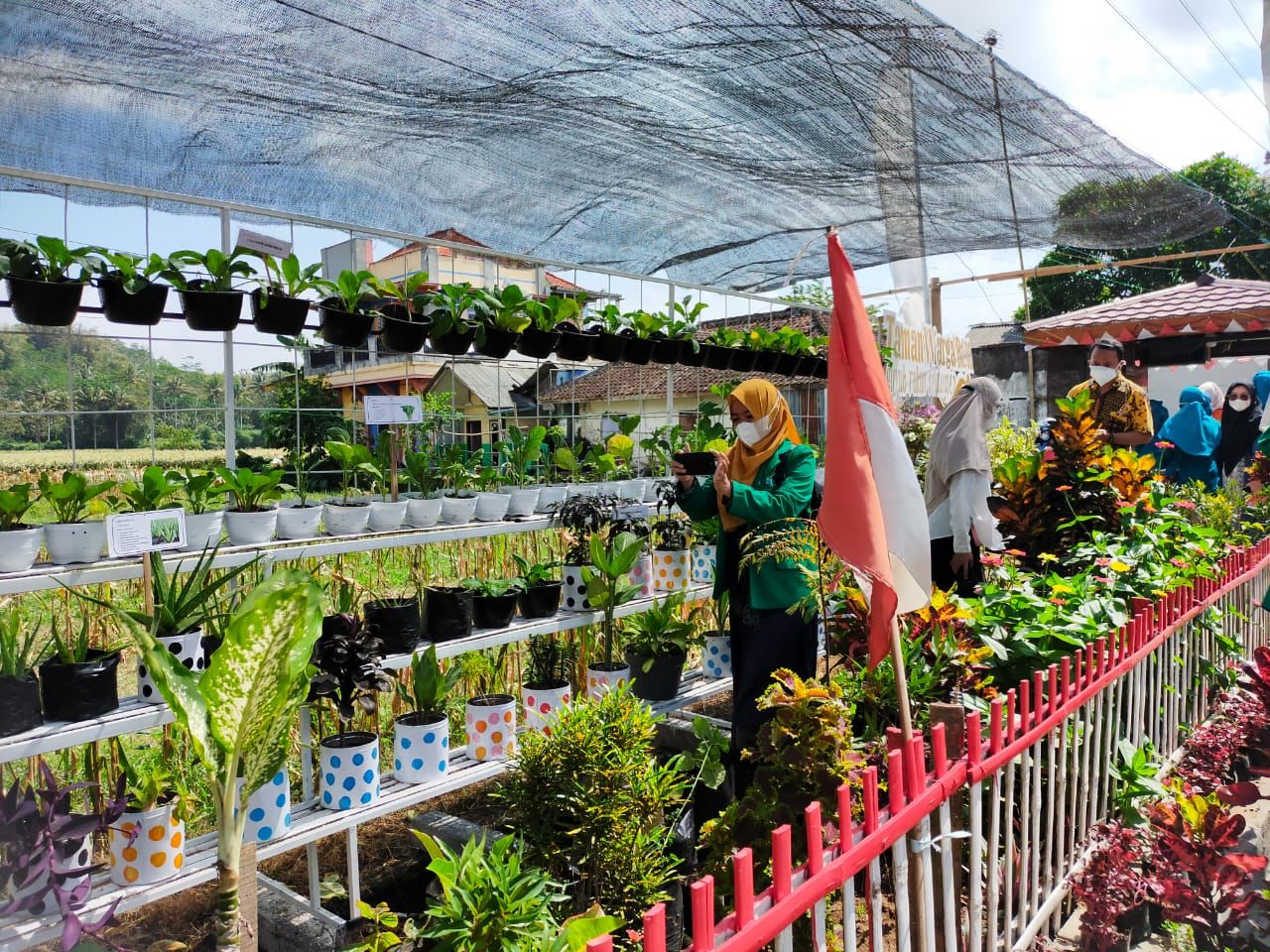 Peringati Kemerdekaan Indonesia ke-76 PKK Desa Talok Gandeng STIKes Kepanjen Adakan lomba TOGA dan Lingkungan Sehat (5)